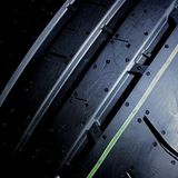 Kleine Brücken schaffen beim Goodyear Eagle F1 Supersport R stabilisierende Verbindungen über die Profilrille