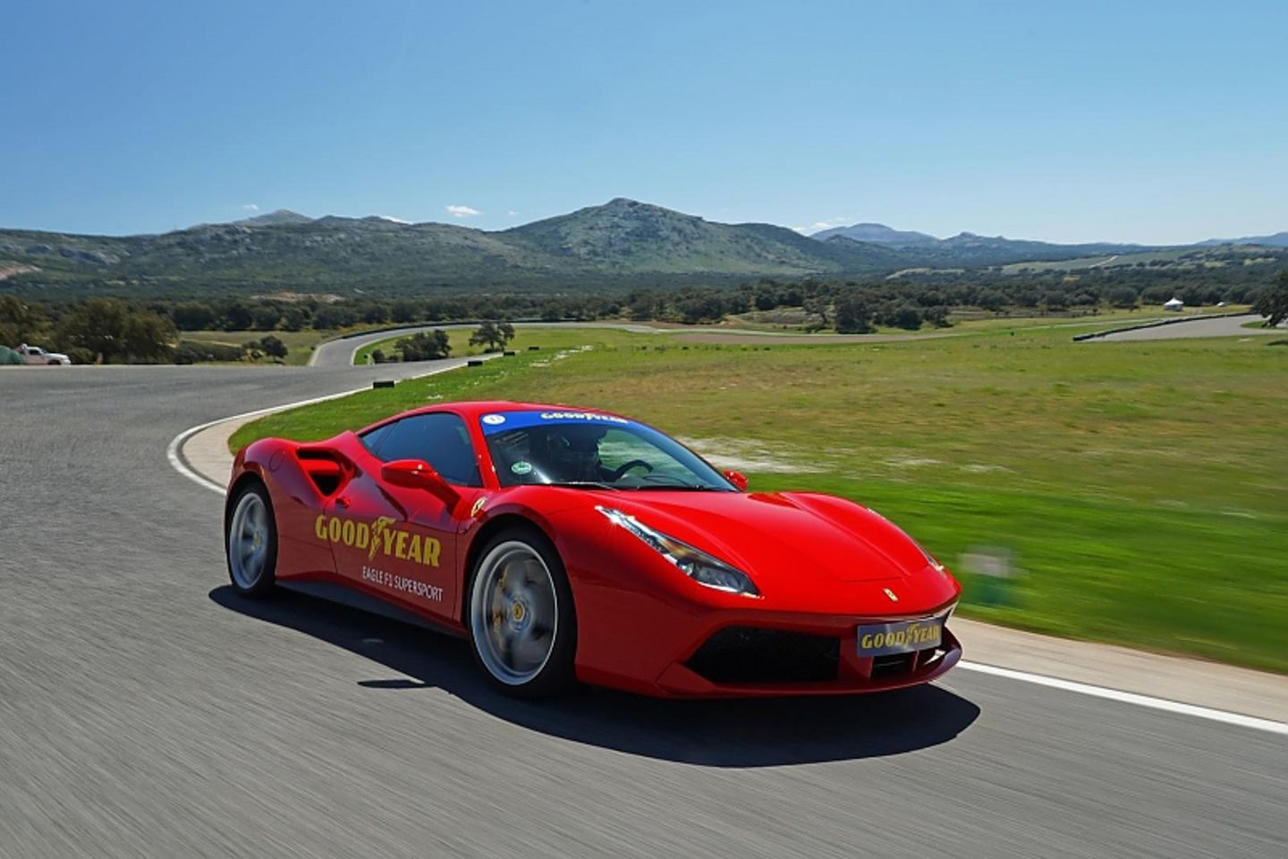Mit dem Ferrari 488 und dem Goodyear Eagle F1 auf dem Ascari Race Track
