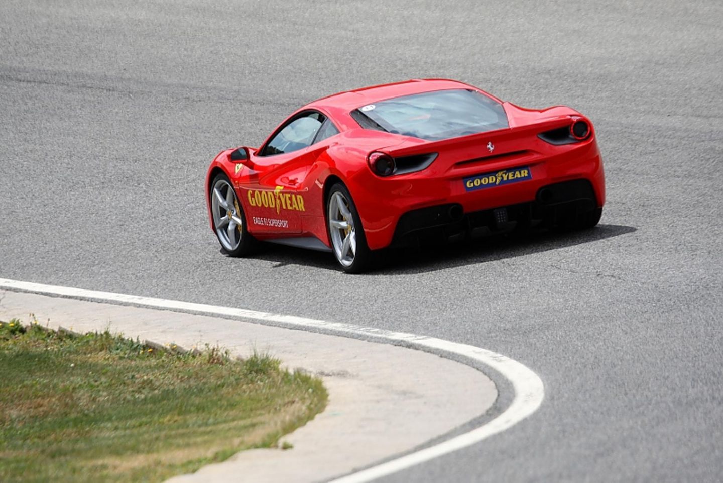 Mit dem Ferrari 488 und dem Goodyear Eagle F1 auf dem Ascari Race Track