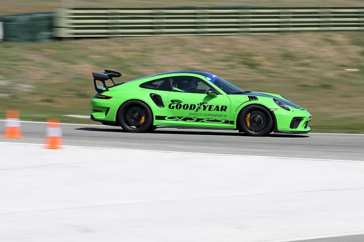 Mit dem Goodyear Eagle F1 und dem Porsche GT3 RS auf dem Ascari Race Track