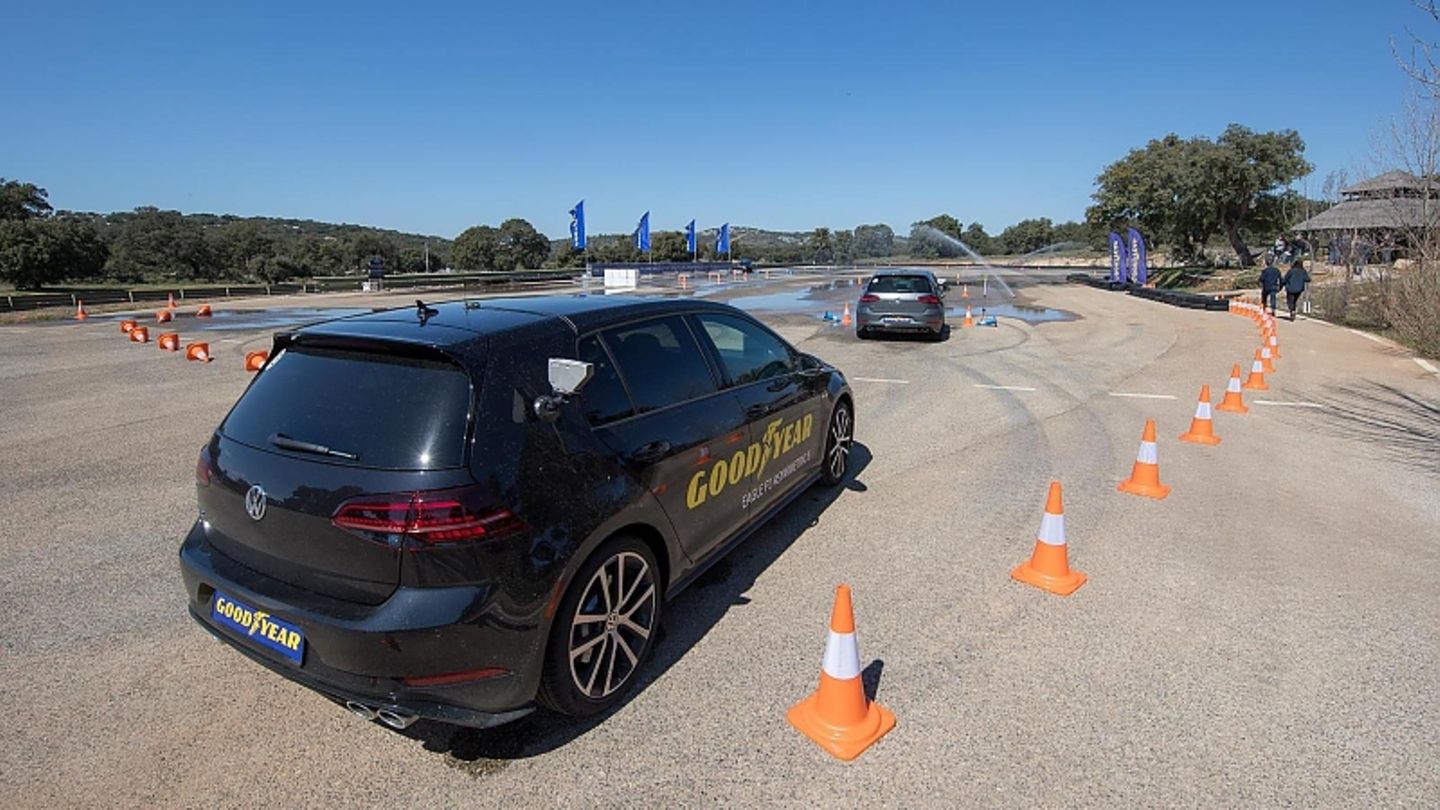 Slalom im VW Golf R mit dem Goodyear Eagle F1 auf dem Ascari Race Track