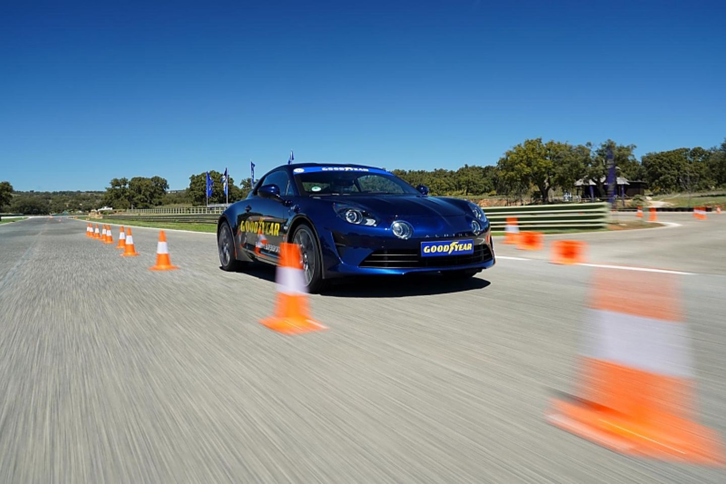 Der Alpine mit dem Goodyear Eagle F1 auf dem Ascari Race Track