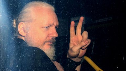 Julian Assange nach seiner Verhaftung in London