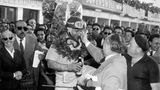 Juan Manuel Fangio prägt die ersten Jahre mit fünf WM-Titel die Formel 1. Unser Bild entstand 1956 in italienischen Syracus. Bei 51 Starts gewinnt das Fahrergenie aus Argentinien 24 Mal - die Qoute ist bis heute unerreicht.