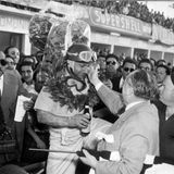 Juan Manuel Fangio prägt die ersten Jahre mit fünf WM-Titel die Formel 1. Unser Bild entstand 1956 in italienischen Syracus. Bei 51 Starts gewinnt das Fahrergenie aus Argentinien 24 Mal - die Qoute ist bis heute unerreicht.