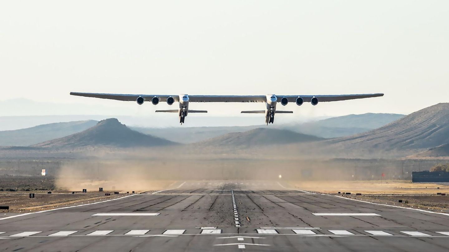 Stratolaunch ist ein gewaltiges Trägerflugzeug, von dem aus Satelliten per Trägerrakete aus Flughöhen über 10.000 Meter gestartet werden sollen