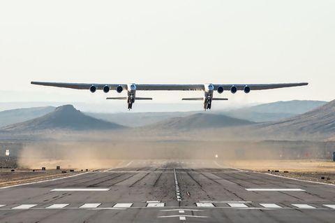 Stratolaunch ist ein gewaltiges Trägerflugzeug, von dem aus Satelliten per Trägerrakete aus Flughöhen über 10.000 Meter gestartet werden sollen