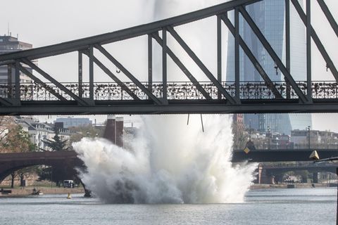 Eine große Wasserfontäne steigt auf, als eine im Main liegende US-amerikanische 250-Kilogramm-Bombe aus dem Zweiten Weltkrieg mit einer Sprengung umschädlich gemacht wird.