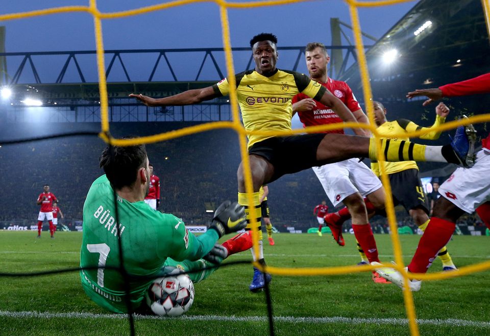 Roman Bürki auf der Linie auf dem Ball Roman Bürki auf der Linie auf dem Ball