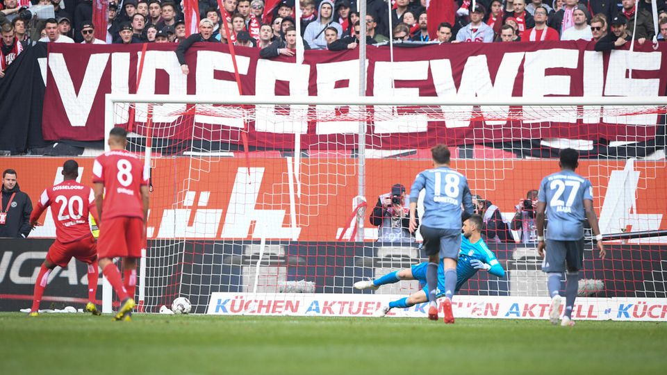 Bundesliga im stern-Check : Wie Düsseldorfs Lukebakio hier per Handelfmeter zum konsequenzlosen 1:4 gegen München trifft, war zwar wenig spektakulär. Interessant dabei war jedoch das vorher geahndete Handspiel durch Hummels. Der war aus kurzer Distanz angeschossen worden, was Müller zu folgenden Aussagen verleitete: "Das würde ich sogar vorne als Stürmer nicht als Elfmeter haben wollen. Wenn ich ihn bei uns bekomme, schiebe ich ihn absichtlich daneben." Daran kann man ihn dann ja gerne mal gegebenenfalls am letzten Spieltag dran erinnern. Wie Düsseldorfs Lukebakio hier per Handelfmeter zum konsequenzlosen 1:4 gegen München trifft, war zwar wenig spektakulär. Interessant dabei war jedoch das vorher geahndete Handspiel durch Hummels. Der war aus kurzer Distanz angeschossen worden, was Müller zu folgenden Aussagen verleitete: "Das würde ich sogar vorne als Stürmer nicht als Elfmeter haben wollen. Wenn ich ihn bei uns bekomme, schiebe ich ihn absichtlich daneben." Daran kann man ihn dann ja gerne mal gegebenenfalls am letzten Spieltag dran erinnern.