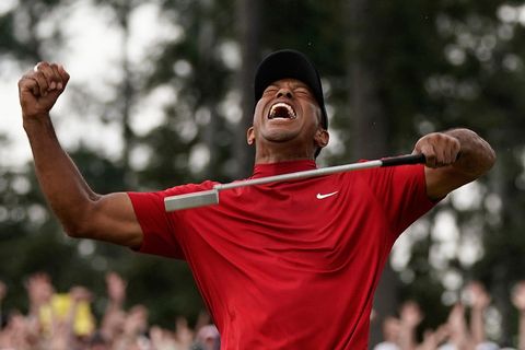 Tiger Woods reißt jubelnd den Kopf nach hinten und ballt die rechte Faust. In der linken hält er einen Golfschläger.