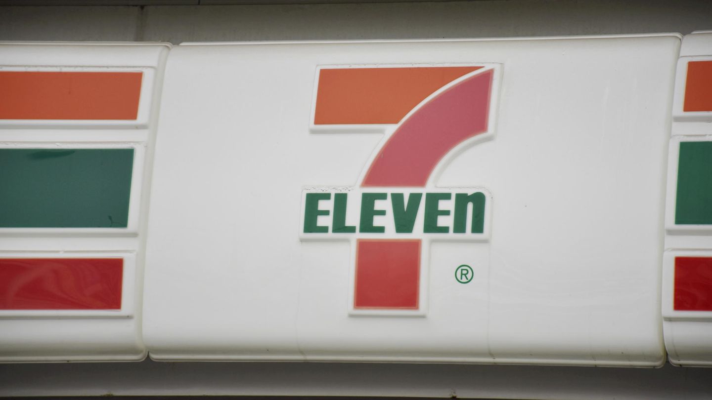 7-Eleven ist eine große Einzelhandelskette. Die Läden sind eine Mischung aus Kiosk und Supermarkt.