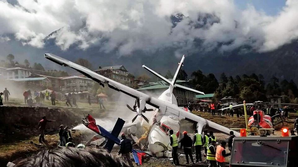 Crash beim Start in Lukla: Dias Wrack der zweiten verunglückten Let L-410 der Summit Air