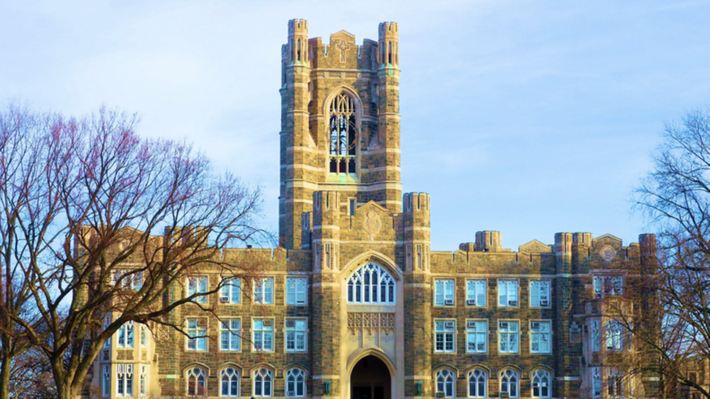 keating Hall mit Uhrenturm an der Fordham University in New York