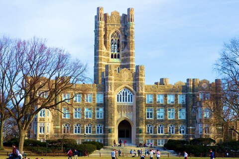 keating Hall mit Uhrenturm an der Fordham University in New York