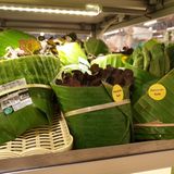 3. Backt the roots: Bananenblätter statt Plastik  Jährlich landen zwischen fünf und 13 Millionen Tonnen Plastikmüll in den Weltmeeren. Um dem Umweltkiller Plastik den Kampf anzusagen, hat ein Supermarkt in Thailand nun auf altbewährtes Verpackungsmaterial zurückgegriffen: Obst und Gemüse werden dort wieder eingewickelt in Bananenblätter verkauft. Im Gegensatz zu herkömmlichen Plastikverpackungen verrotten die Blätter einfach nach einer gewissen Zeit. Verpackungen aus der Natur – finden wir super.