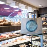 4. Verschenken statt wegschmeißen: Abgelaufene Produkte sinnvoll nutzen  Jährlich landen weltweit 1,6 Milliarden Lebensmittel im Müll. Teilweise, weil sie nicht der von vielen Kunden gewünschten Norm entsprechen, teilweise weil das Haltbarkeitsdatum abgelaufen ist. Doch viele Supermärkte wollen das nicht mehr hinnehmen. So können Kunden im Amper-Einkaufzentrum in Bayern kostenlos abgelaufene Lebensmittel mitnehmen – dafür steht im Bereich hinter der Kasse ein Kühlschrank, an dem man sich bedienen darf.  Viele Supermärkte sind zudem mittlerweile Teilnehmer von "To good to Go": In der App können Restaurants, Cafés und Lebensmittelgeschäfte ihre übrig gebliebenen Produkte vor Ladenschluss gegen einen kleinen Obolus abgeben. Die Kunden bekommen eine "Wundertüte" mit einer Zusammenstellung von Produkten, die sonst im Müll landen würden. Probiert es mal aus – "To good to Go" gibt es auch in vielen kleineren Städten.