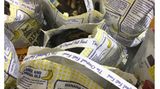 5. Bananen aus der Papiertüte: Supermarkt liefert Obst mit Rezept  Bananenbrot, Pancakes – aus überreifen Bananen kann man so viel machen. Und nicht nur in der Küche, sondern auch im Supermarkt, wie eine begeisterte Kundin auf der Online-Plattform Reddit teilt. Ein amerikanischer Supermarkt verkauft seine überschüssigen Bananen nicht nur in Papiertüten statt in Plastik, sondern druckt gleich noch passende Rezepte auf die Verpackung.