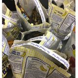 5. Bananen aus der Papiertüte: Supermarkt liefert Obst mit Rezept  Bananenbrot, Pancakes – aus überreifen Bananen kann man so viel machen. Und nicht nur in der Küche, sondern auch im Supermarkt, wie eine begeisterte Kundin auf der Online-Plattform Reddit teilt. Ein amerikanischer Supermarkt verkauft seine überschüssigen Bananen nicht nur in Papiertüten statt in Plastik, sondern druckt gleich noch passende Rezepte auf die Verpackung.