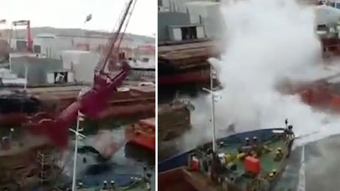 In der türkischen Stadt Tuzla stürzt der Hafenkran einer Werft ins Wasser.