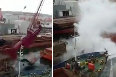 In der türkischen Stadt Tuzla stürzt der Hafenkran einer Werft ins Wasser.