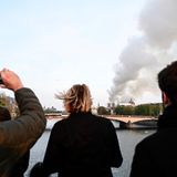 Die Rauchschwaden sind von weit her zu sehen