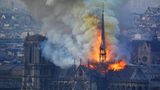 Den Einsatzkräften zufolge bricht der Brand gegen 18.50 Uhr auf dem Dachboden der Kathedrale aus und breitet sich rasend schnell aus.
