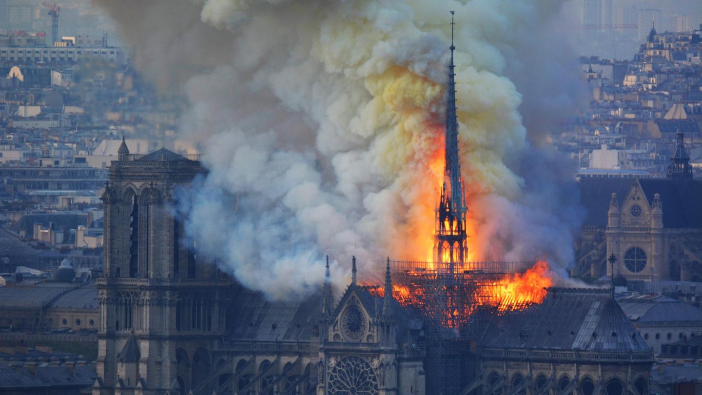 Den Einsatzkräften zufolge bricht der Brand gegen 18.50 Uhr auf dem Dachboden der Kathedrale aus und breitet sich rasend schnell aus.