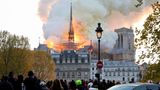 Flammen lodern aus dem Wahrzeichen. Rund 400 Feuerwehrleute versuchten, den Brand einzudämmen.