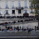 Zahlreiche Menschen versammeln sich am Seine-Ufer und verabschieden sich mit Gesängen von ihrem Wahrzeichen.