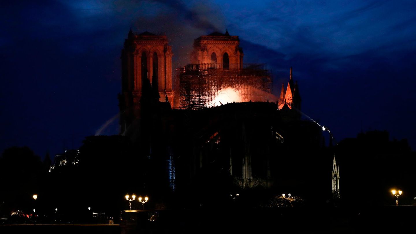 Das "Herz von Paris" steht in Flammen - Notre-Dame brennt. Als einer der Ersten reagiert am Montagabend Präsident Emmanuel Macron, der auf Twitter schreibt, er teile die "Gefühle einer ganzen Nation".