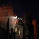 Am Montagabend ist zunächst unklar, ob es sich um ein Unglück oder Brandstiftung handelt. Die Fassade der Kirche wurde in den vergangenen Monaten aufwändig gereinigt. Der Brand könnte nach Einschätzung der Feuerwehr mit den Arbeiten zusammenhängen. Auf dem Dach waren Baugerüste angebracht.