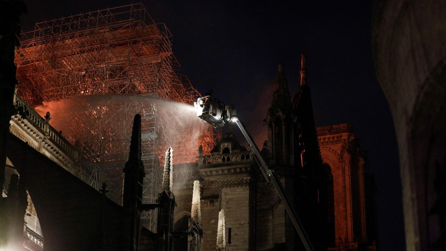 Am Montagabend ist zunächst unklar, ob es sich um ein Unglück oder Brandstiftung handelt. Die Fassade der Kirche wurde in den vergangenen Monaten aufwändig gereinigt. Der Brand könnte nach Einschätzung der Feuerwehr mit den Arbeiten zusammenhängen. Auf dem Dach waren Baugerüste angebracht.