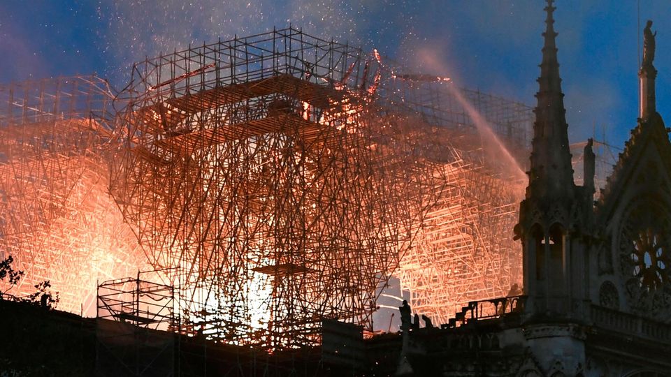 Aus der weltberühmten Kathedrale Notre-Dame schlagen meterhohe Flammen