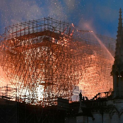 Aus der weltberühmten Kathedrale Notre-Dame schlagen meterhohe Flammen