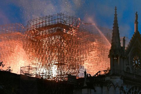 Aus der weltberühmten Kathedrale Notre-Dame schlagen meterhohe Flammen
