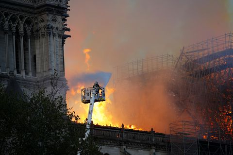 Ein Feuerwehrmann bei Löscharbeiten an der brennenden Notre-Dame in Paris