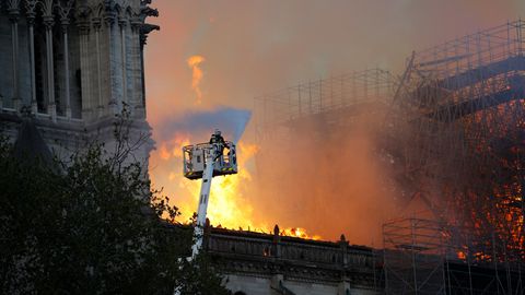 Ein Feuerwehrmann bei Löscharbeiten an der brennenden Notre-Dame in Paris