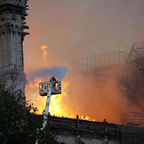 Ein Feuerwehrmann bei Löscharbeiten an der brennenden Notre-Dame in Paris