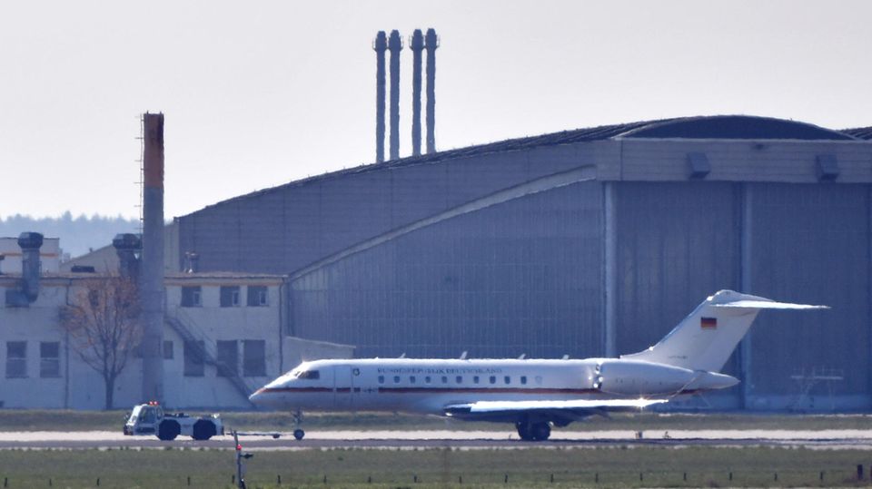 Ein Jet vom Typ Global 5000 der Flugbereitschaft der Bundesregierung wird auf dem Flughafen Schönefeld über eine Rollbahn geschleppt