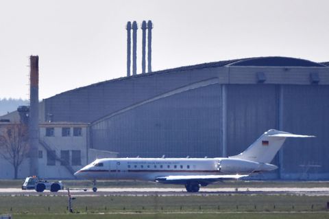 Ein Jet vom Typ Global 5000 der Flugbereitschaft der Bundesregierung wird auf dem Flughafen Schönefeld über eine Rollbahn geschleppt