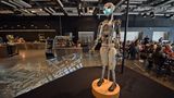 Wissenschaftszentrum Kopernikus  EU-Gelder sind in Warschau in viele neue Museumsprojekte geflossen. So auch in das neue Wissenschaftsmuseum am Weichselufer. Große und kleine Besucher können in den Ausstellungen und Laboren selbständig Experimente durchführen und auf Entdeckungsreise gehen. Metro: Centrum Nauki Kopernik  Infos: www.kopernik.org.pl