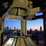 Aussichtplattform auf der Kirche St. Anna  Ein kleiner und feiner Aussichtpunkt am Rande der Altstadt: 150 Stufen windet sich die Steintreppe auf den kaum besuchten Turm der St.-Anna-Kirche mit einem fantastischen Ausblick auf die Altstadt und Skyline. Tram: Stare Maistro  Infos: www.taraswidokowy.pl