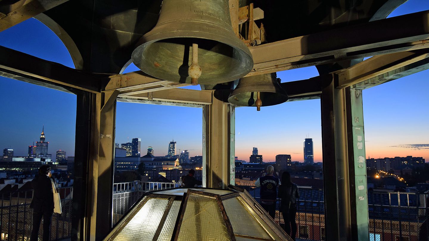 Aussichtplattform auf der Kirche St. Anna  Ein kleiner und feiner Aussichtpunkt am Rande der Altstadt: 150 Stufen windet sich die Steintreppe auf den kaum besuchten Turm der St.-Anna-Kirche mit einem fantastischen Ausblick auf die Altstadt und Skyline. Tram: Stare Maistro  Infos: www.taraswidokowy.pl