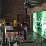 Frederyk-Chopin-Museum  Polens berühmtesten Komponisten wird an mehreren Orten in Warschau gedacht: Regelrecht in die Tiefe geht es im Ostrogski-Palast, einem Nachbau aus der zweiten Hälfte des 17. Jahrhunderts. In den Ziegelstein-Katakomben kann man sich stundenlang durch seine Werke und verschiedene Interpretationen hören, in den oberen Etagen des interaktiven und mehrfach ausgezeichneten Museums gibt es Devotionalien wie Handschriften, persönliche Gegenstände und seinen letzten Flügel zu sehen, auf dem der Musiker spielte. Metro: Nowy Swiat  Infos: http://muzeum.nifc.pl/en/