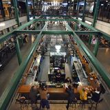 Hala Koszyki  In der Ulica Koszykowa geht Warschau aus: Die einer Eisenkonstruktion um 1900 nachempfundene Markthalle beherbergt seit 2016 über 30 Food-Outlets, viele Bars und Stände für exotische Lebensmittel. Bus: Noakowskiego  Infos: https://koszyki.com