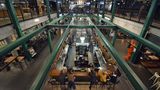 Hala Koszyki  In der Ulica Koszykowa geht Warschau aus: Die einer Eisenkonstruktion um 1900 nachempfundene Markthalle beherbergt seit 2016 über 30 Food-Outlets, viele Bars und Stände für exotische Lebensmittel. Bus: Noakowskiego  Infos: https://koszyki.com