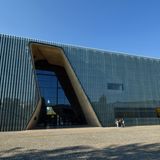 Polin – Museum der Geschichte der polnischen Juden  Direkt neben dem Ehrenmal der Helden des Warschauer Ghettos, an dem Willy Brandt 1970 niederkniete, steht seit 2014 der Neubau des finnischen Architektenteams Lahdelma & Mahlamäki. In diesem vielbesuchten Haus wird die tausendjährige Geschichte jüdischen Lebens in Polen in acht verschiedenen Abteilungen erzählt. Nur eine Galerie ist dem Thema Holocaust gewidmet. Tram: Muranów oder Anielewicza  Infos: www.polin.pl/en