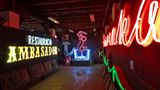 Neon Muzeum  In diesem Schuppen geht es kunterbunt zu und summen unaufhörlich die Transformatoren: Museumsdirektorin Ilona Karwinska hat alte Leuchtreklame vom Müll gerettet und bewahrt damit ein Stück polnischer Alltagskultur. An die 50 Exemplare der leuchtenden Neon-Kunst sind ausgestellt und ausführlich erklärt. Bitte nichts berühren, High Voltage - Lebensgefahr.  Infos: www.neonmuzeum.org