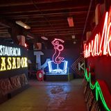 Neon Muzeum  In diesem Schuppen geht es kunterbunt zu und summen unaufhörlich die Transformatoren: Museumsdirektorin Ilona Karwinska hat alte Leuchtreklame vom Müll gerettet und bewahrt damit ein Stück polnischer Alltagskultur. An die 50 Exemplare der leuchtenden Neon-Kunst sind ausgestellt und ausführlich erklärt. Bitte nichts berühren, High Voltage - Lebensgefahr.  Infos: www.neonmuzeum.org